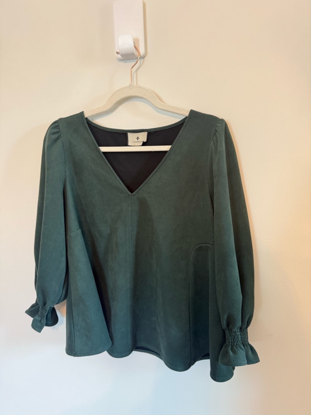 Tuckernuck • Faux Suede Easton Blouse Ruffle Cuff Vegan Green Size Large - Picture 5 of 7